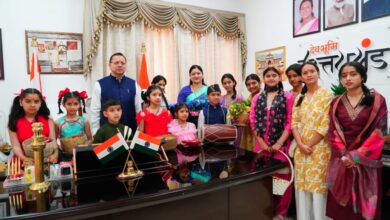 मुख्यमंत्री धामी ने सपरिवार मनाया लोकपर्व फूलदेई, प्रदेशवासियों को दी शुभकामनाएं