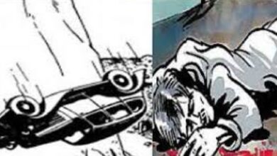 अनियंत्रित होकर 70 मीटर गहरी खाई में गिरी कार, चालक की गई जान अनियंत्रित होकर 70 मीटर गहरी खाई में गिरी कार, चालक की गई जान