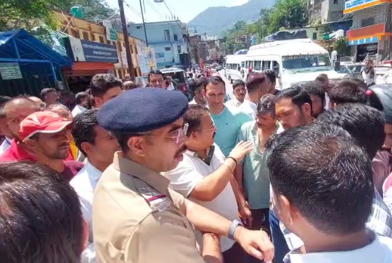 कर्णप्रयाग में विवाद के बाद बवाल, स्थानीय व्यापारी पर तलवार से हमले का आरोप