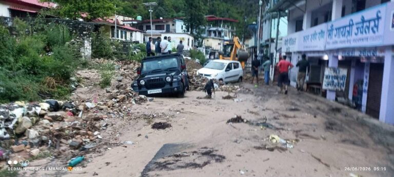 चमोली में पहली ही बारिश बनी आफत, नारायण बगड में भारी मलबा सड़कों और दुकानों में घुसा