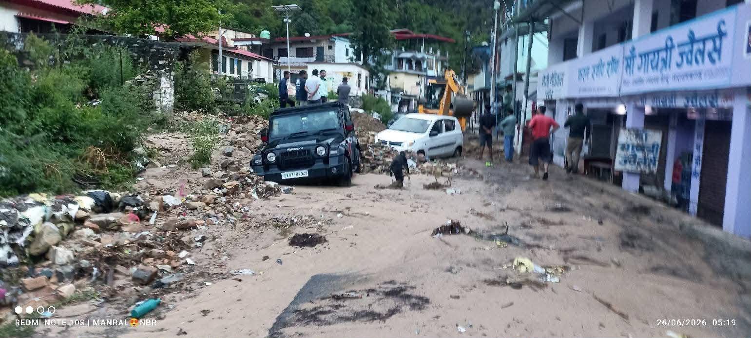 चमोली में पहली ही बारिश बनी आफत, नारायण बगड में भारी मलबा सड़कों और दुकानों में घुसा