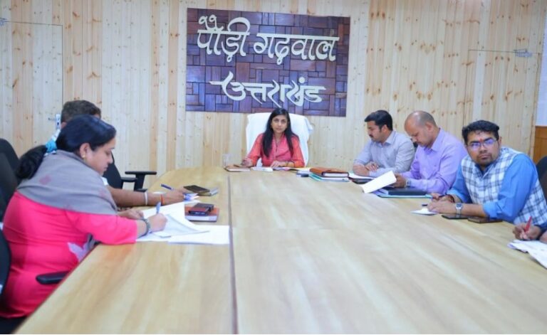 वन भूमि हस्तांतरण के लंबित प्रकरणों में तेजी लाएं, विकास कार्यों में नहीं होनी चाहिए देरी: जिलाधिकारी
