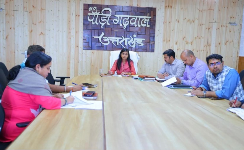 वन भूमि हस्तांतरण के लंबित प्रकरणों में तेजी लाएं, विकास कार्यों में नहीं होनी चाहिए देरी: जिलाधिकारी
