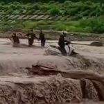 बीन नदी में बढ़ा जलस्तर, तेज बहाव में फंसा स्कूटी सवार, ग्रामीणों ने बचाई जान