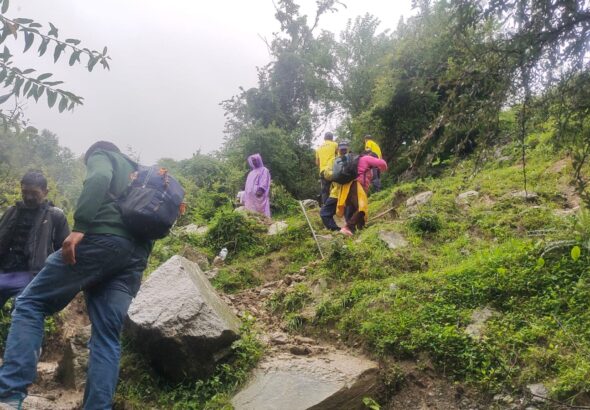 जनपद उत्तरकाशी, यमुनोत्री मार्ग पर मलबा आने से अवरुद्ध रास्ते पर SDRF ने रोप फिक्स कर लगभग 100 यात्रियों को सकुशल कराया पार