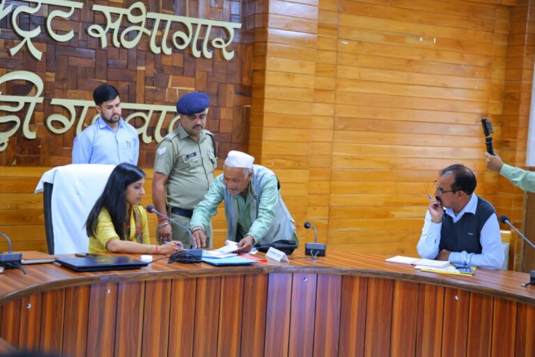 जनशिकायतों के समयबद्ध निस्तारण को लेकर जिलाधिकारी सख्त, फरियादियों को मिली त्वरित राहत